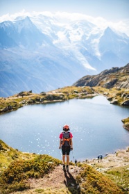 登山旅行背影图片