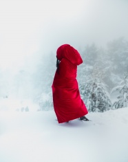 雪地红色披风背影图片