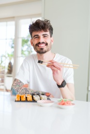 吃寿司的帅哥图片