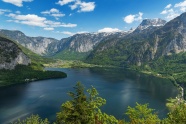 翠绿高山湖泊风景图片