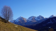 秋季山顶雪景图片