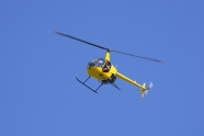 黄色直升飞机飞行图片