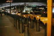 城市街道整排出租车图片
