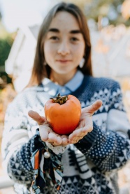 美女双手捧柿子图片