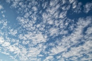 高空蓝天飘云图片