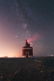 旷野灯塔和星空图片