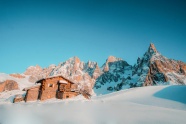 冬季雪山木屋风景图片