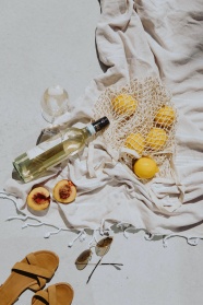 黄柠檬橄榄油桃子摄影图片
