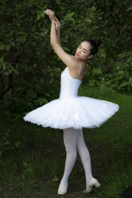 白色芭蕾舞少女图片