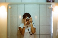 浴室美女手持相机图片