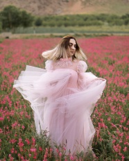 粉色裙装美女花海写真图片