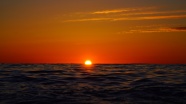 黄昏海平面日落美景图片