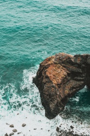 海浪拍打礁石图片