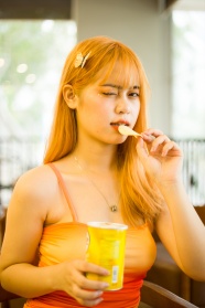 吃冰激凌的日本美女图片