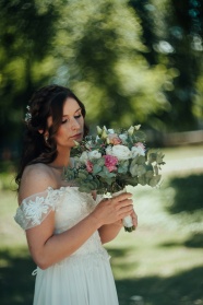 美女手捧花束婚纱照图片