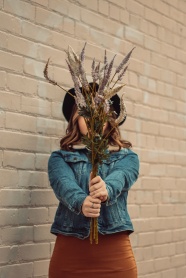 手持花草的美女图片