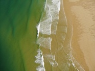 大海海浪海滩鸟瞰图