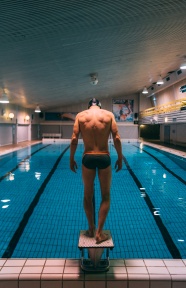 游泳运动员背影图片