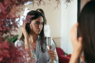 女人拿着香槟酒照镜子图片