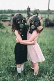 戴防毒面具的两女孩互相拥抱图片