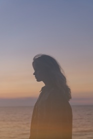 海边伤感意境美女风景图片