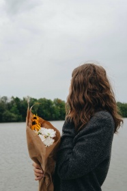 手捧花束的美女图片