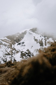 积雪覆盖下的山脉图片