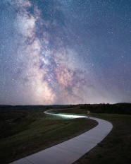 唯美紫色星空石板路图片