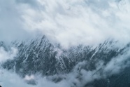 雾气朦胧雪域高山图片