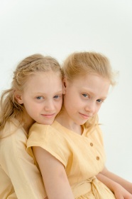 双胞胎姐妹花图片
