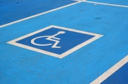 停车场轮椅停车区图片