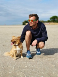 海边遛狗的帅哥图片