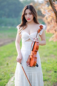 小提琴手性感美女图片