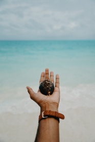 海边手势摄影图片