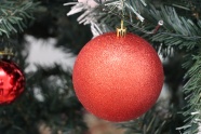 红色圣诞彩球装饰图片
