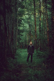 森林中的男人图片