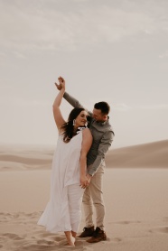 沙漠情侣写真图片