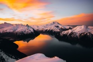 冬季唯美黄昏雪山湖泊图片