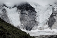 积雪覆盖的岩石山图片