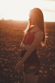 黄昏逆光美女风景图片