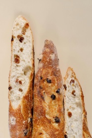 法式长棍葡萄干面包图片