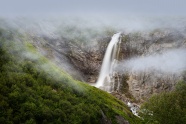 云雾缭绕山谷瀑布图片