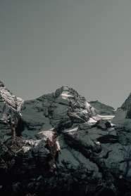 小雪覆盖的山脉图片