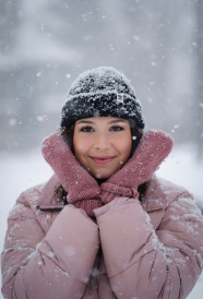 冬季雪花飘落美女图片