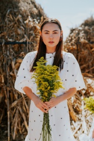 玉米地手持花束的美女图片