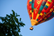多彩热气球降落图片