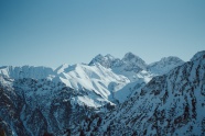 连绵起伏雪山山脉图片