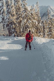 冬季滑雪运动背影图片