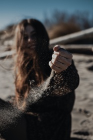 欧美美女手握细沙图片