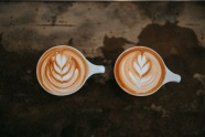 两杯拉花咖啡图片